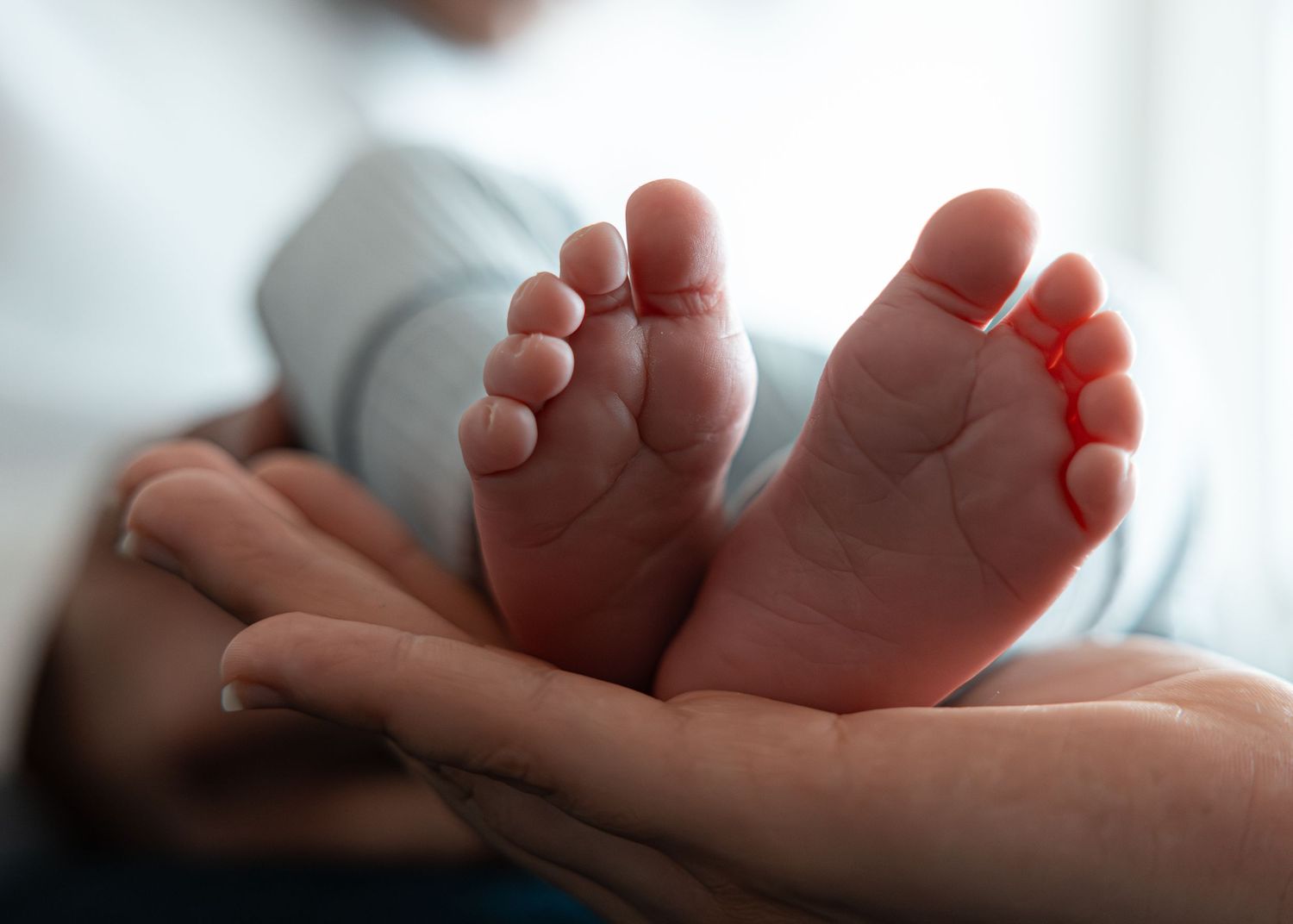 Mississauga newborn photographer. Faceless newborn photography.