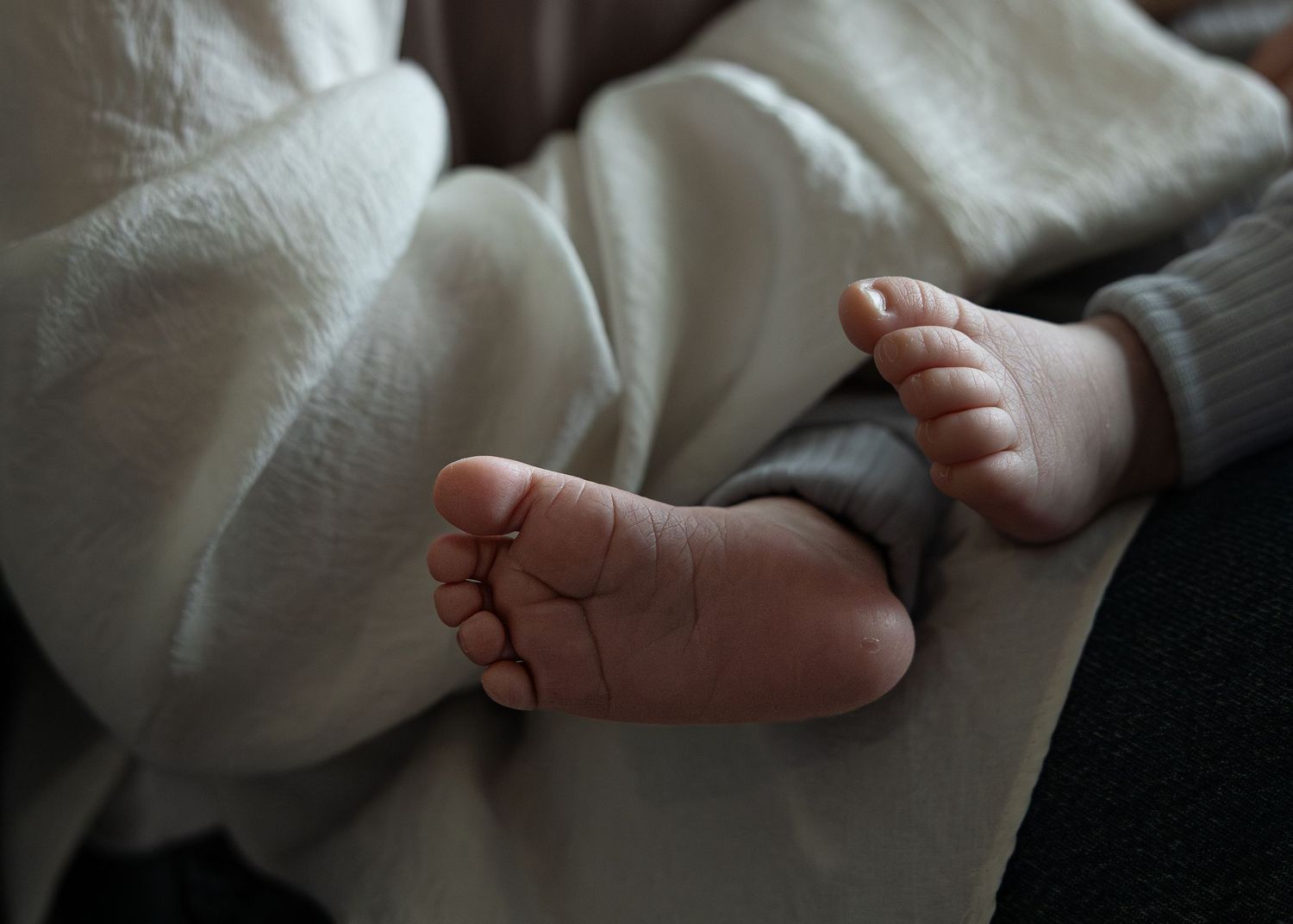 Mississauga newborn photographer. Faceless newborn photography.