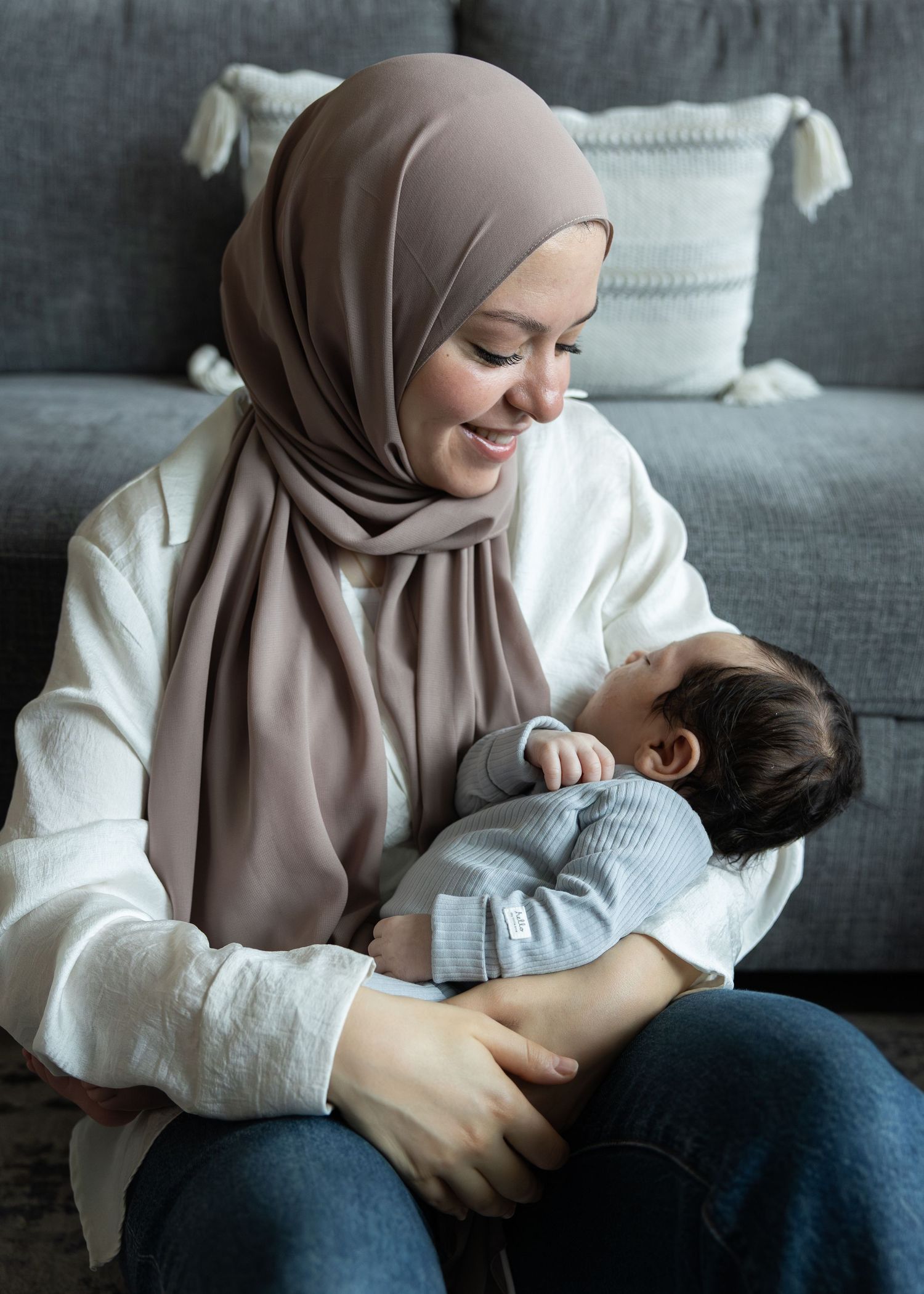 Mississauga newborn photographer. Faceless newborn photography.