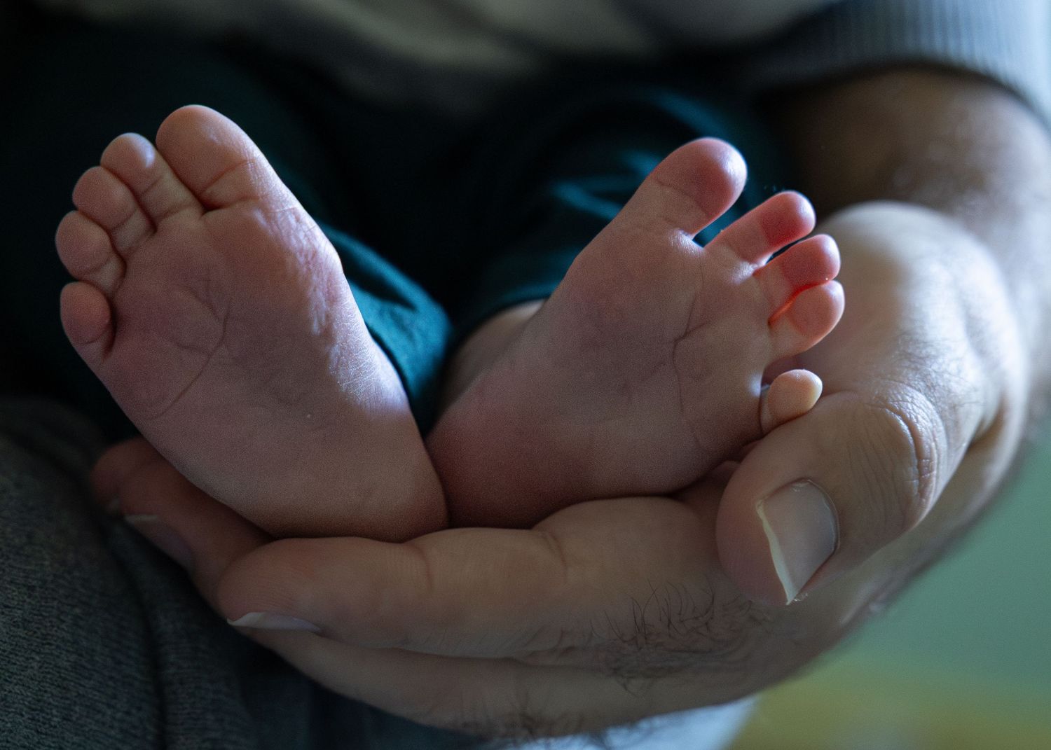 Brampton newborn photographer. Faceless newborn photography.