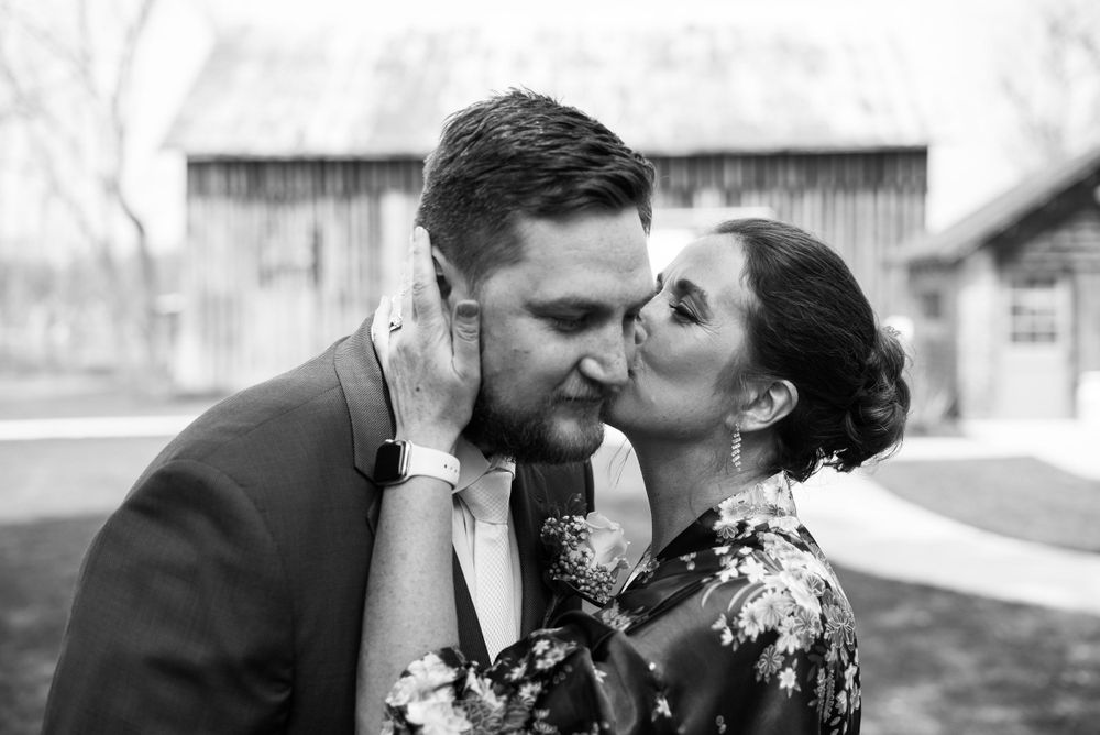 Timeless Wedding Photography. Photo Ideas for Brides. Grand Rapids Wedding Photography.