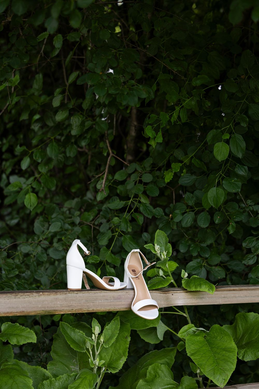 Wisconsin wedding + engagement photographer capturing timeless, natural moments. Meg Huenink Photography. wedding photographer near me