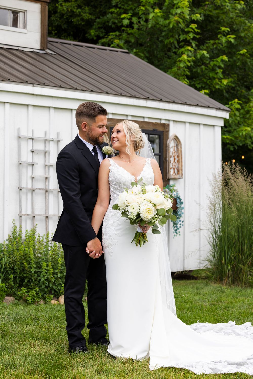 Wisconsin wedding + engagement photographer capturing timeless, natural moments. Meg Huenink Photography. wedding photographer near me