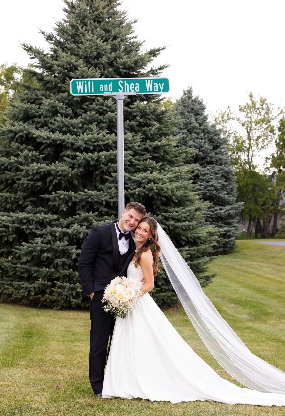 Wisconsin wedding + engagement photographer capturing timeless, natural moments. Meg Huenink Photography. wedding photographer near me