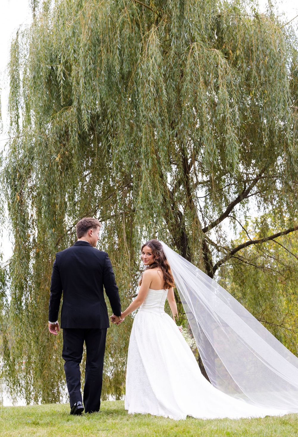 Wisconsin wedding + engagement photographer capturing timeless, natural moments. Meg Huenink Photography. wedding photographer near me