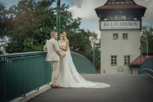 Wünderschöne Brautpaar-Foto auf der Brücke zur Insel der Jugend in Berlin.