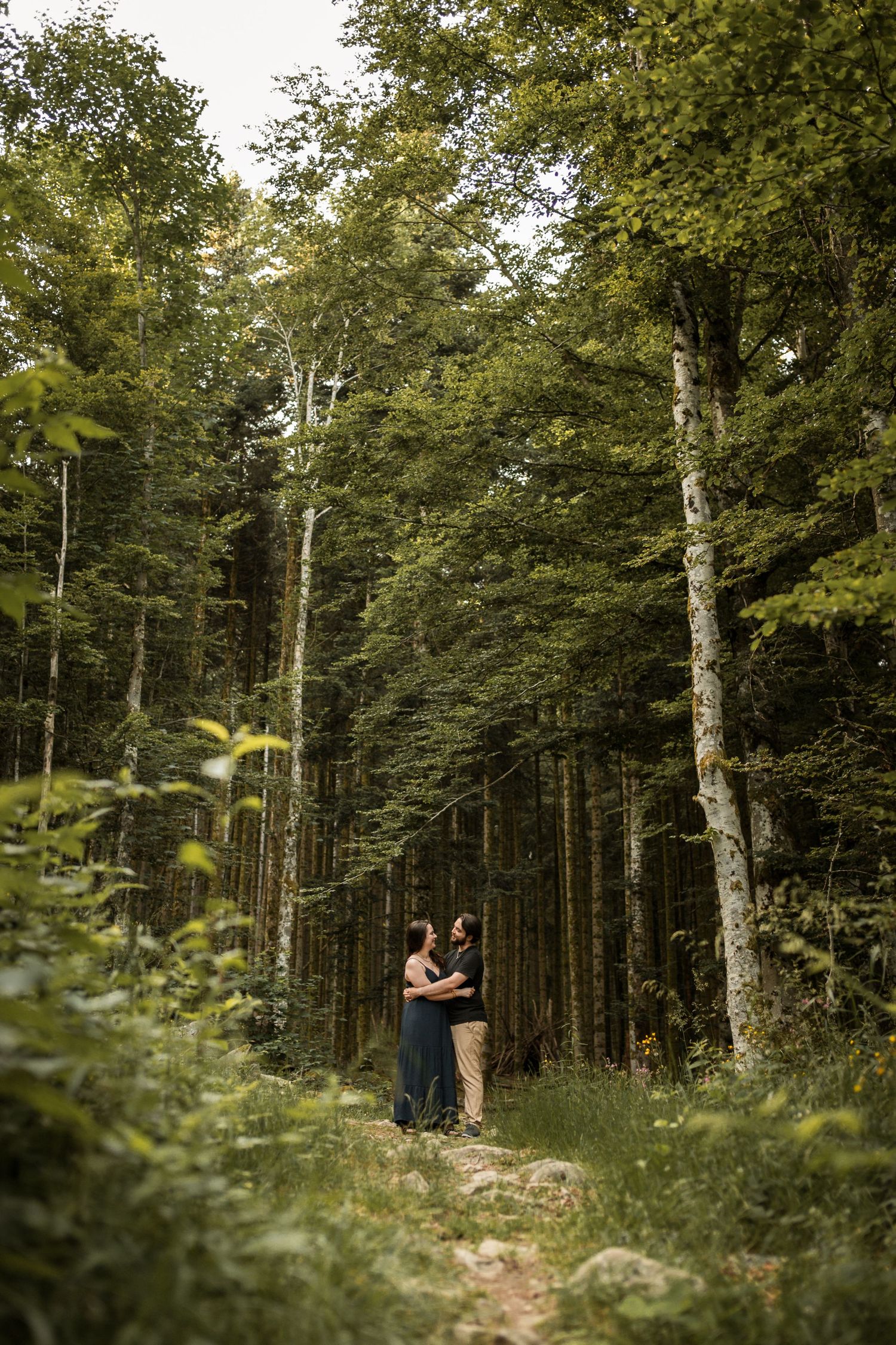 Séance engagement intime et détendue en pleine nature