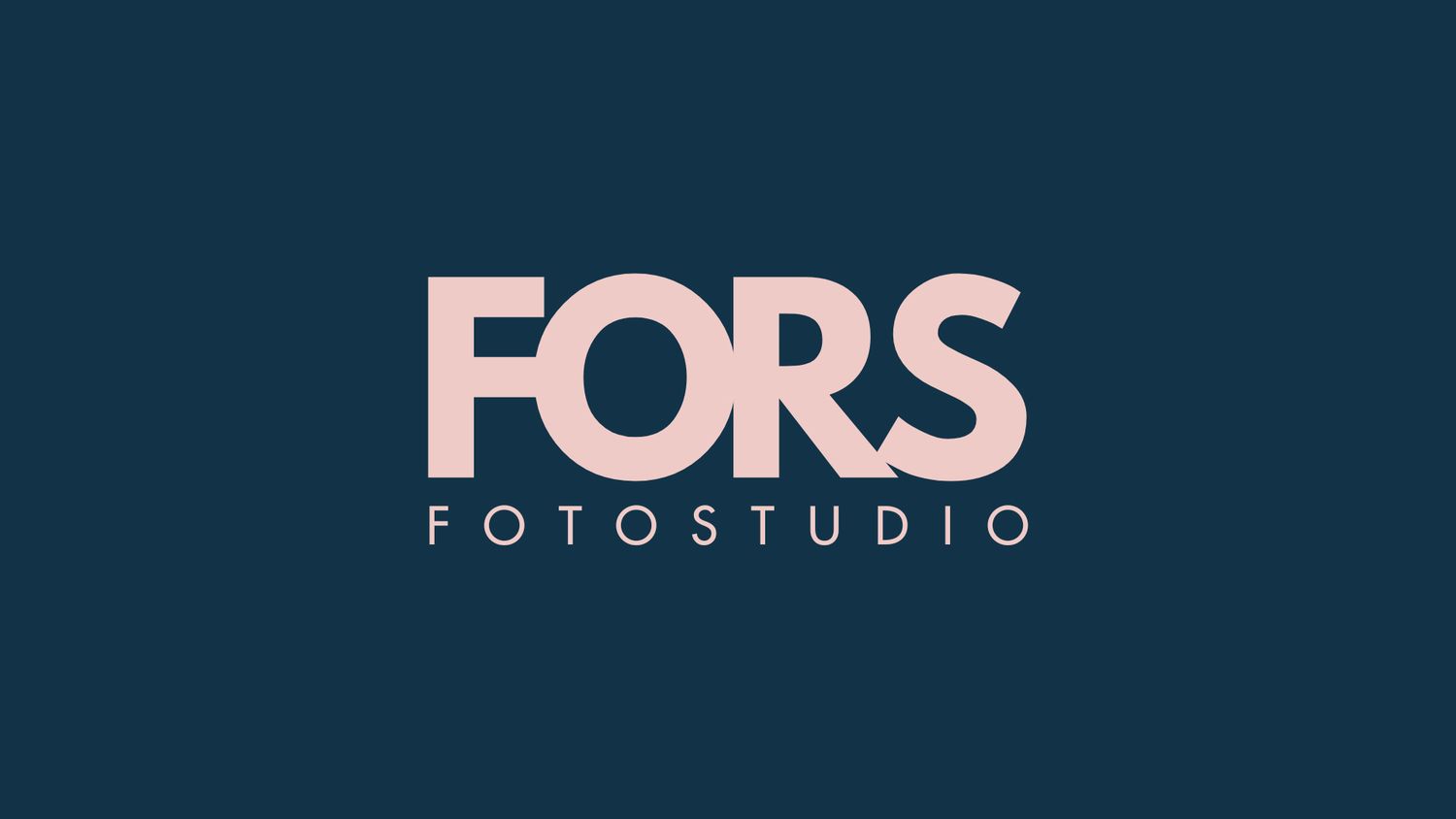 Navy blue background with 'FORS FOTOSTUDIO' logo in pink and white text.