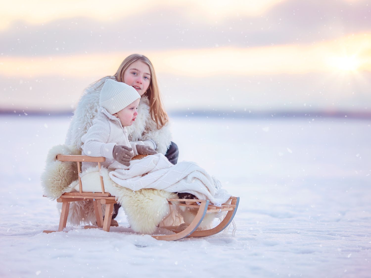 Mamma och barn, familjefotografering i snö i solnedgång,  Västerås, MemoriebyM