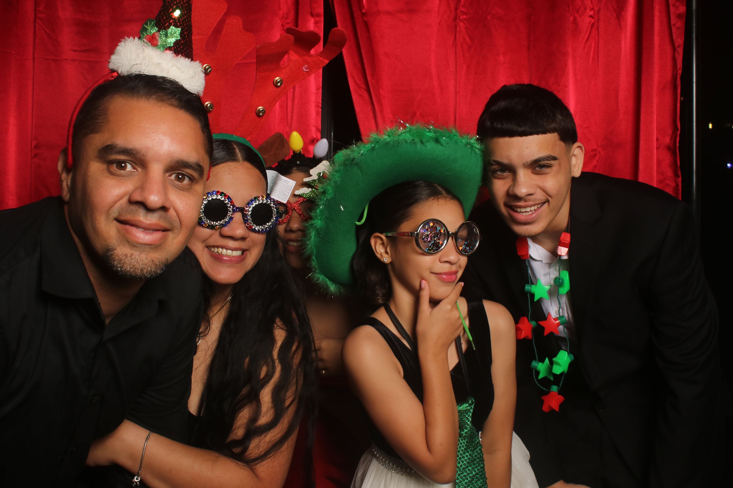 Photobooth en Puerto Rico con fotos auténticas, risas, poses divertidas y recuerdos únicos en bodas y celebraciones especiales.