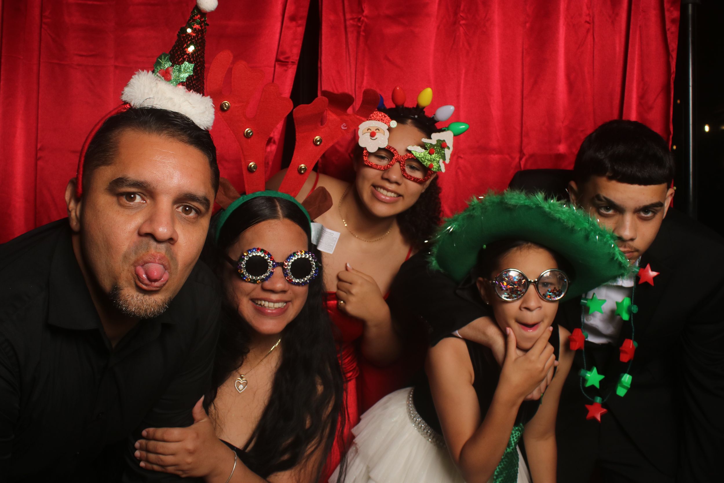 Photobooth en Puerto Rico capturando la diversión y espontaneidad de los invitados en bodas, quinceañeras y celebraciones al aire libre.