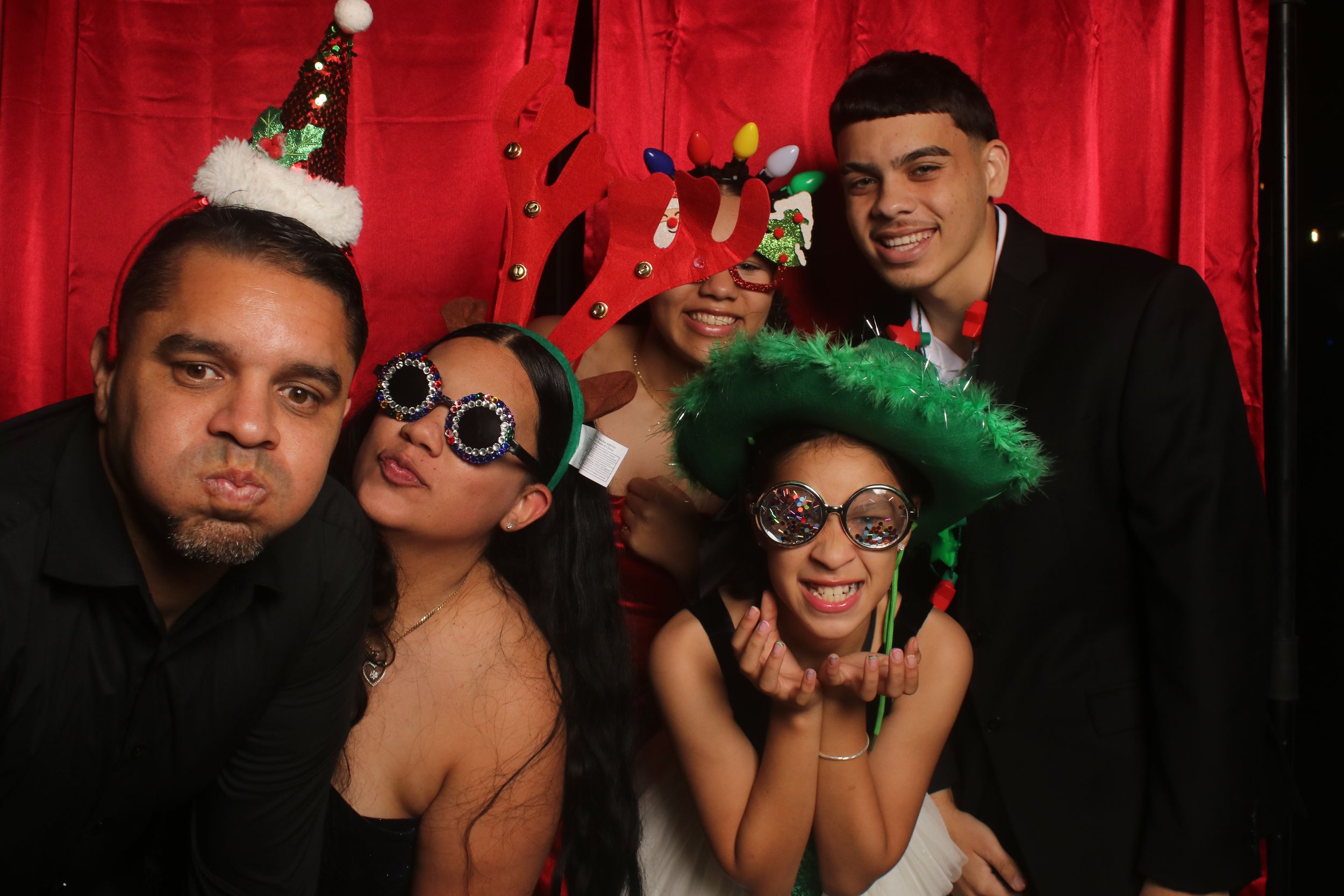 Photobooth en Puerto Rico para bodas, quinceañeras y eventos mostrando diversión, emoción y momentos espontáneos llenos de alegría.