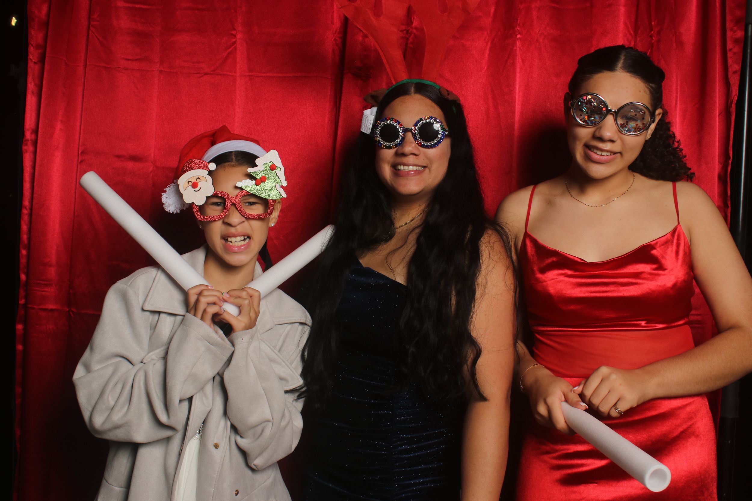 Photobooth en Puerto Rico para bodas y eventos capturando momentos divertidos, espontáneos y memorables con luz natural y creatividad.