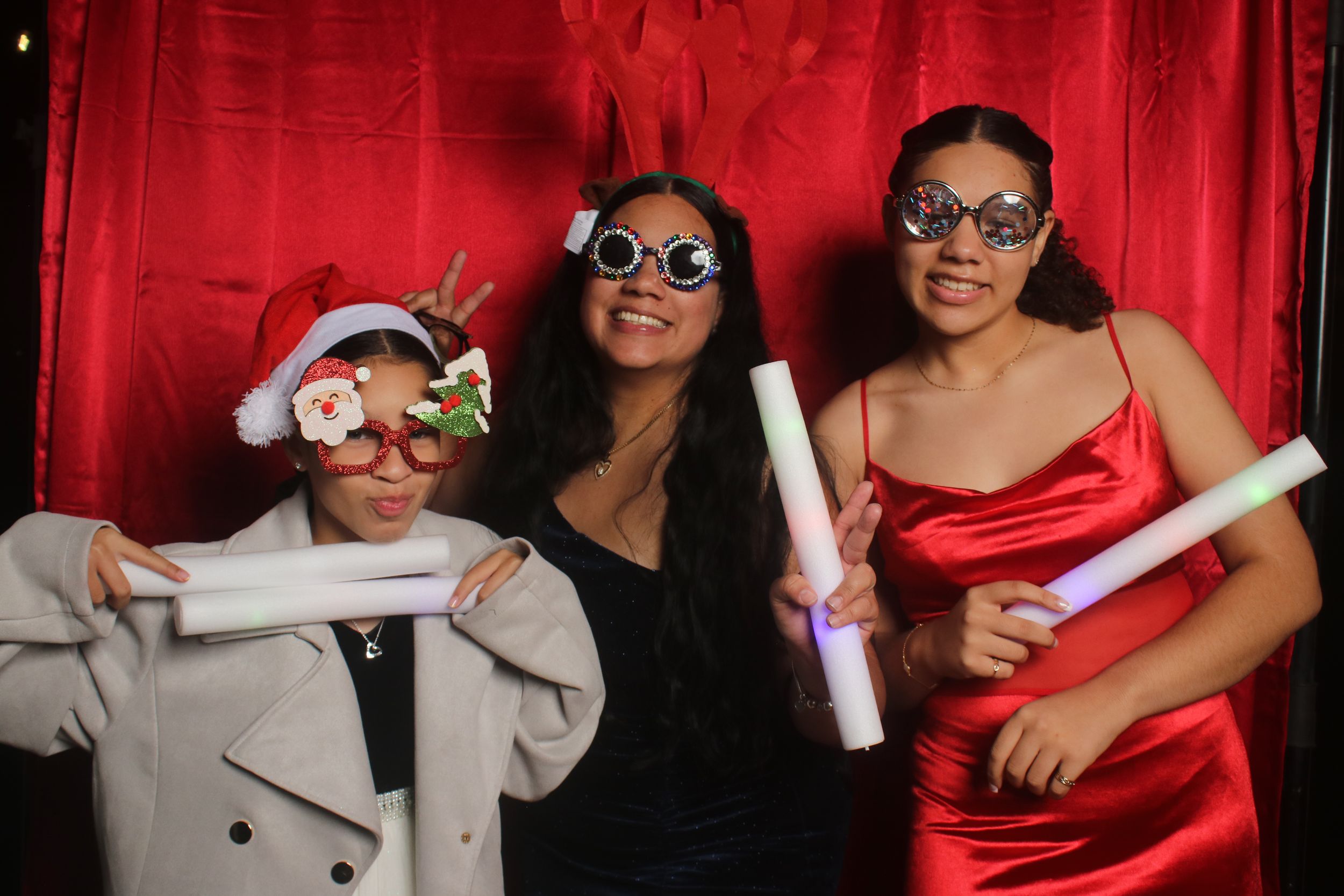 Photobooth en Puerto Rico para bodas, quinceañeras y eventos capturando diversión, risas espontáneas y recuerdos auténticos al aire libre.