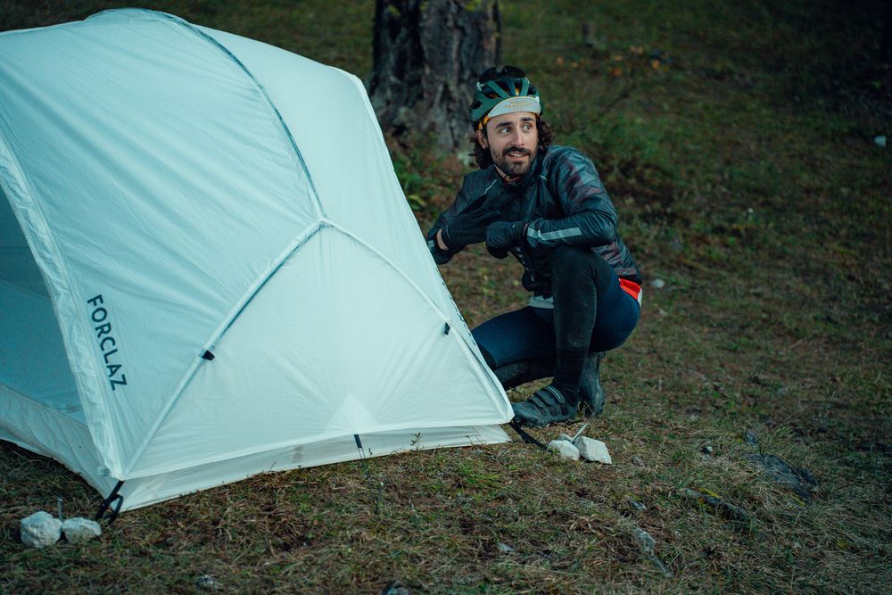 photo d'une tente lors d'un bivouac de bikepacker