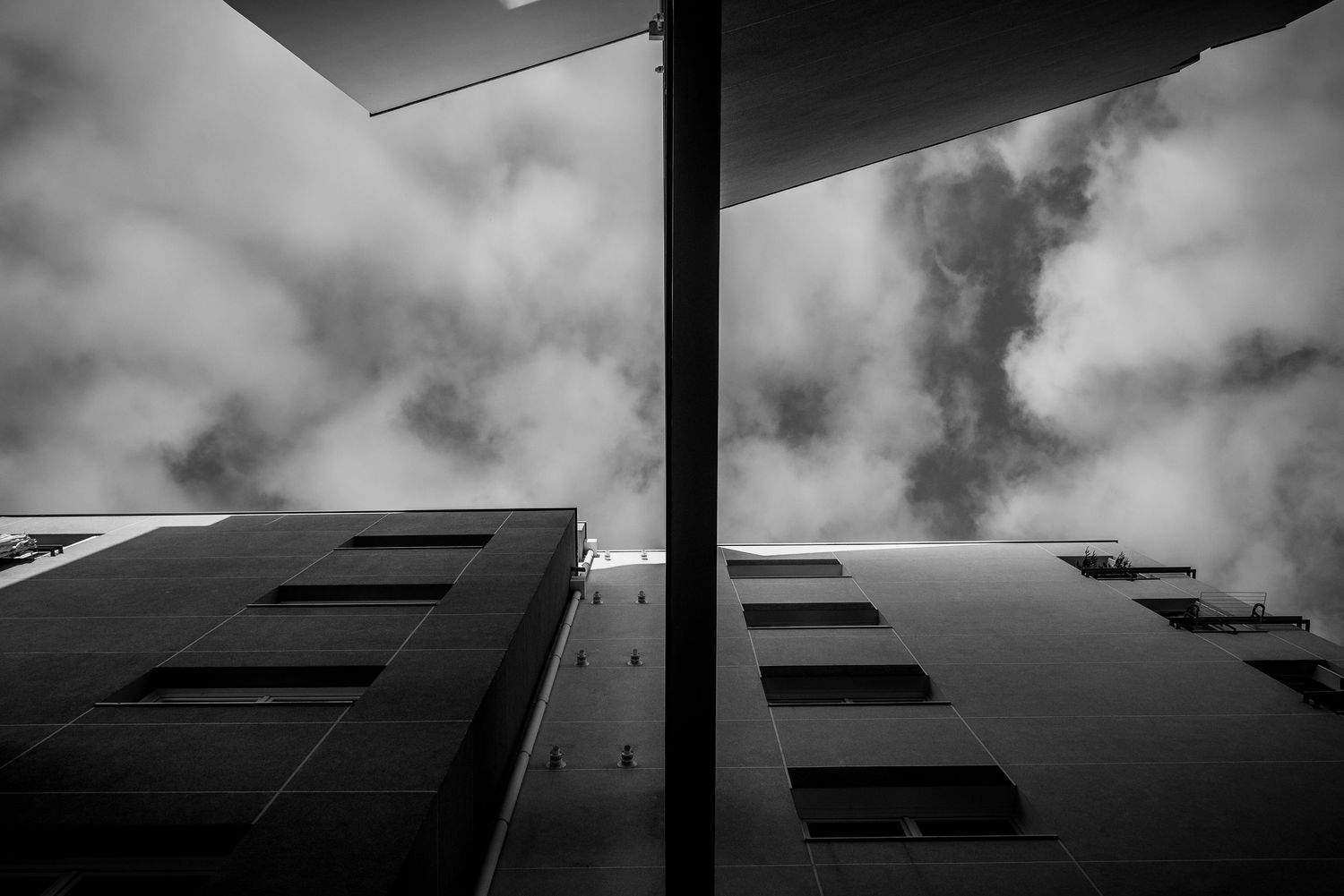 Photographe architecture Rennes – perspective verticale façade contemporaine en noir et blanc