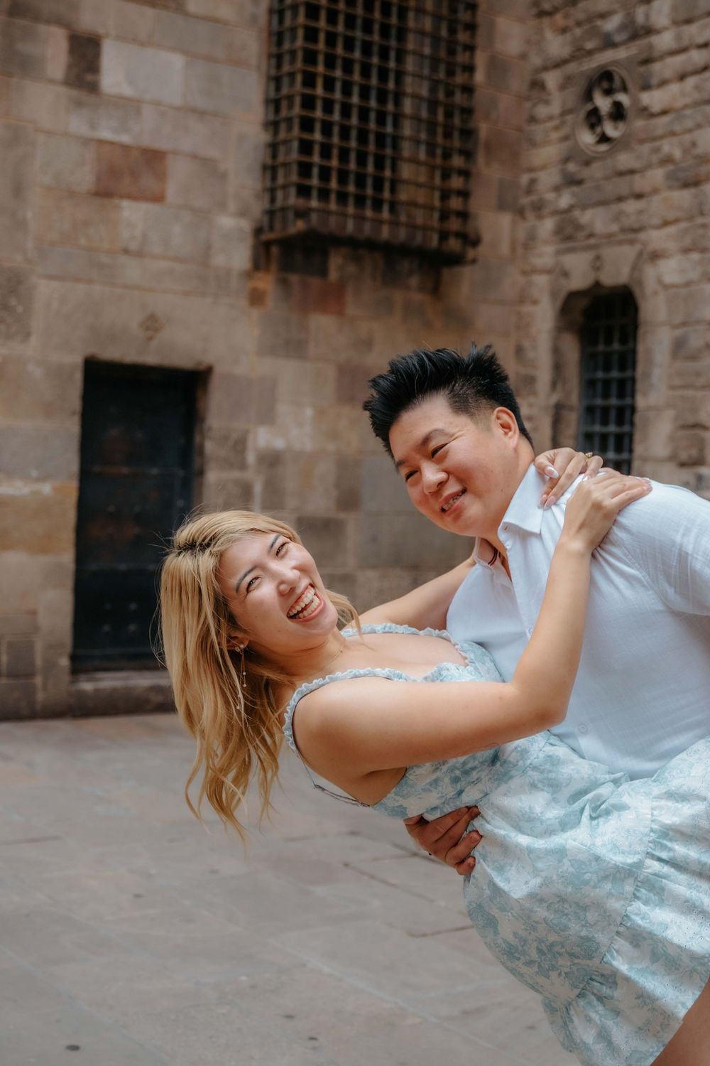 Natural couples photoshoot Barcelona featuring soft cloudy light.