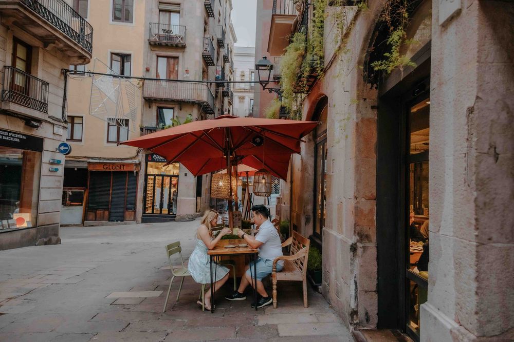 Candid Barcelona photographer capturing joyful moments on a tight schedule.