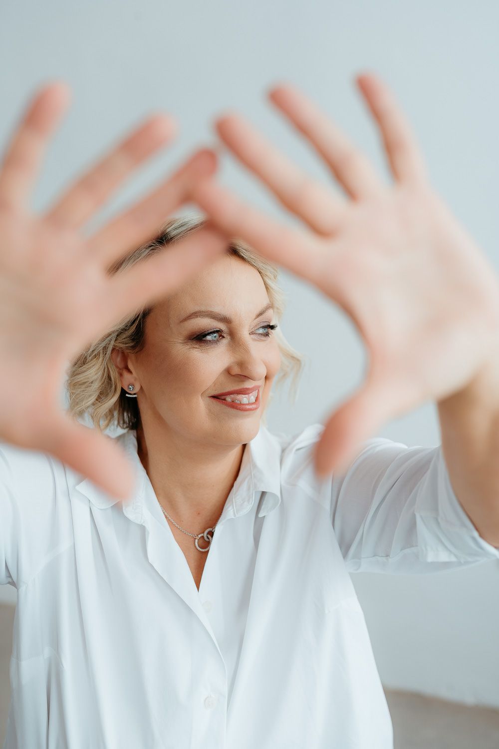 Portrétní focení ženy 50+ v ateliéru Pardubice, fotografka Šárka Ducháčová.