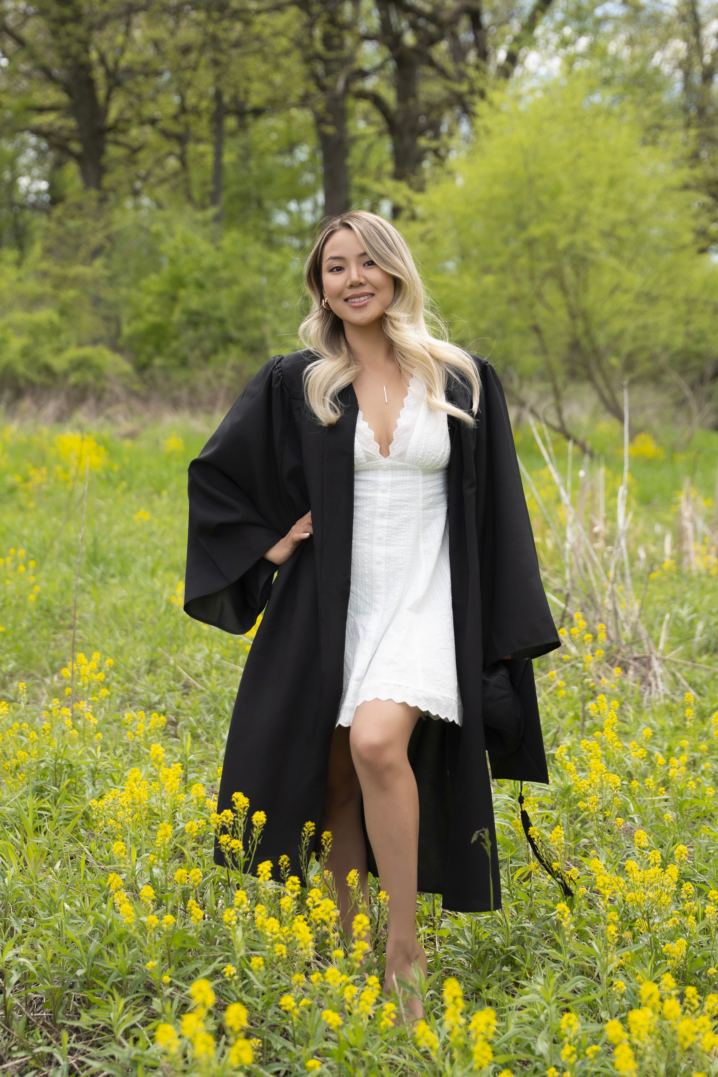 graduate photoshoot outdoor in beautiful greenery location in barrington IL