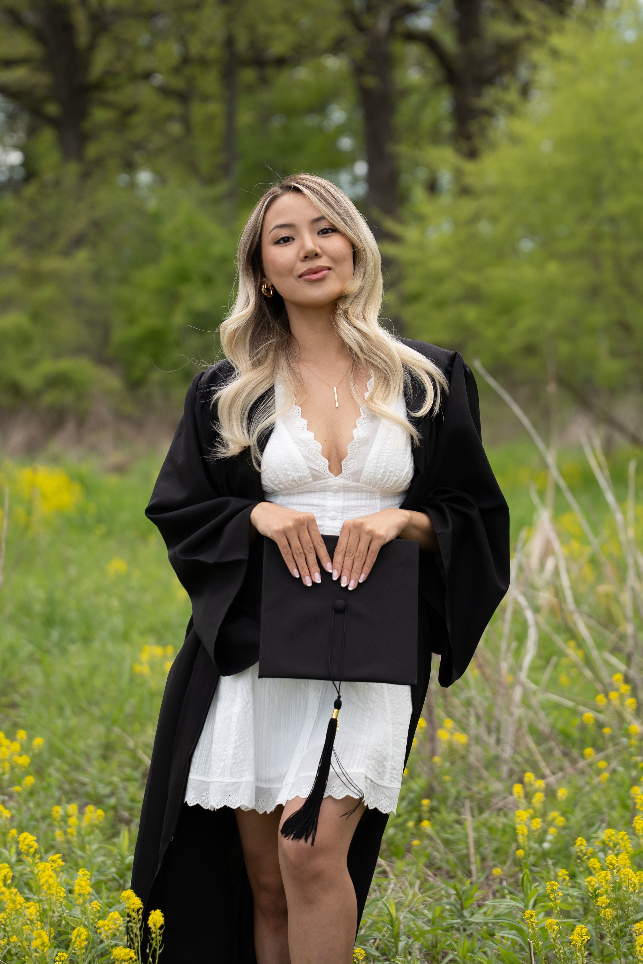 graduate photoshoot outdoor in beautiful greenery location in barrington IL