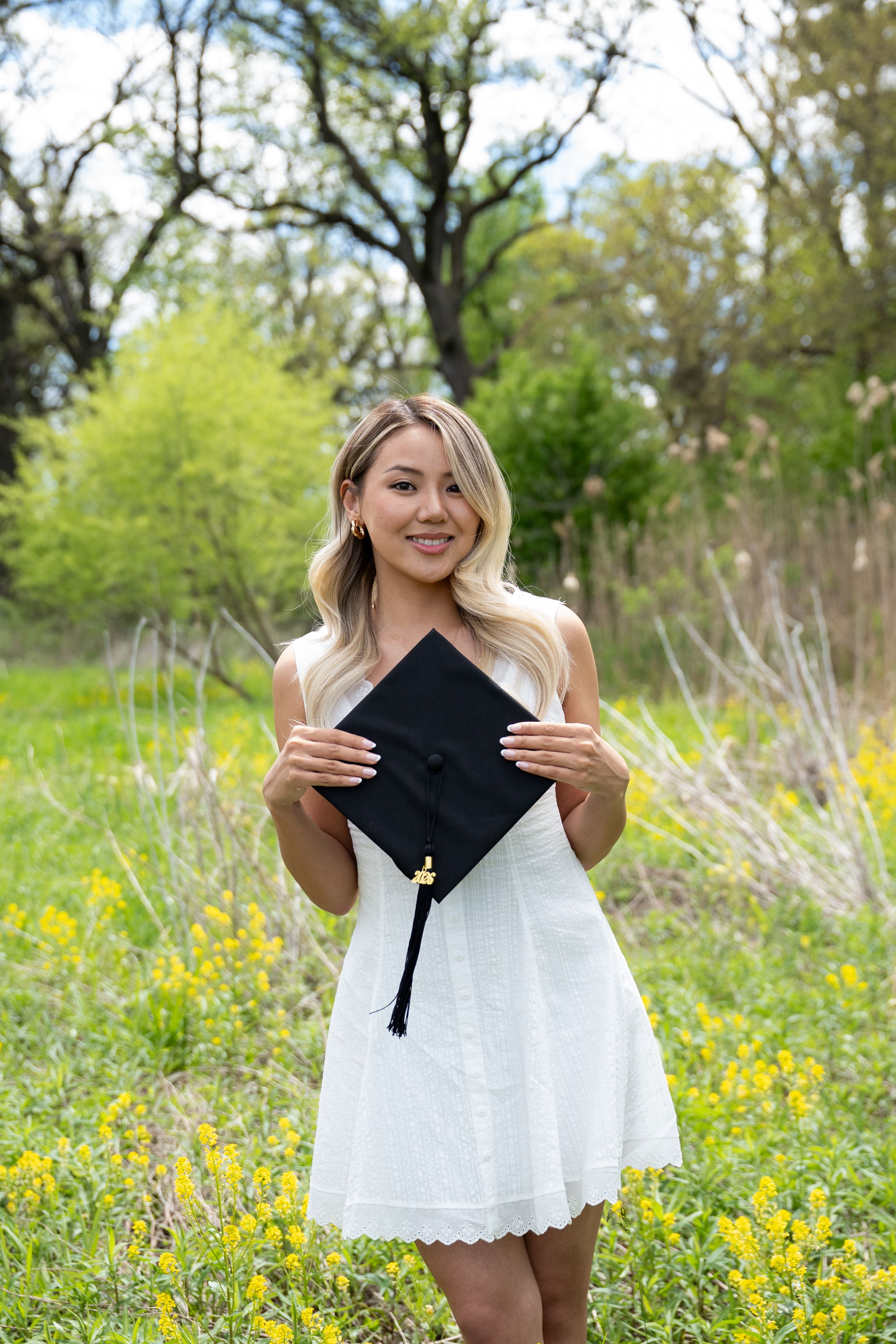 graduate photoshoot outdoor in beautiful greenery location in barrington IL