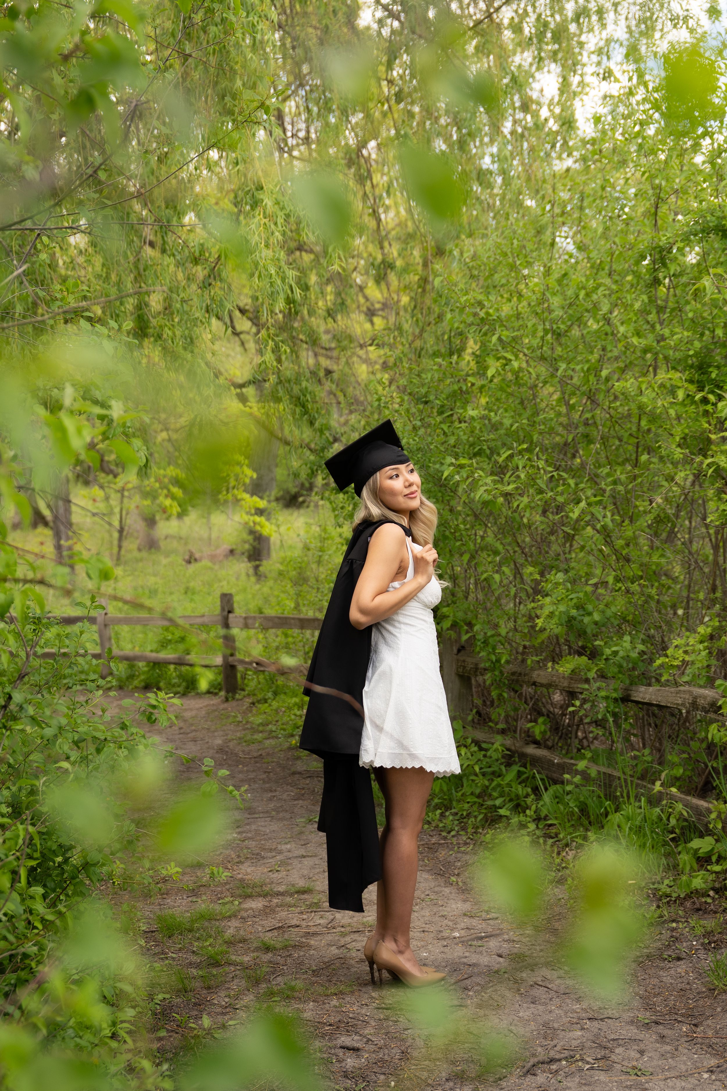 graduate photoshoot outdoor in beautiful greenery location in barrington IL