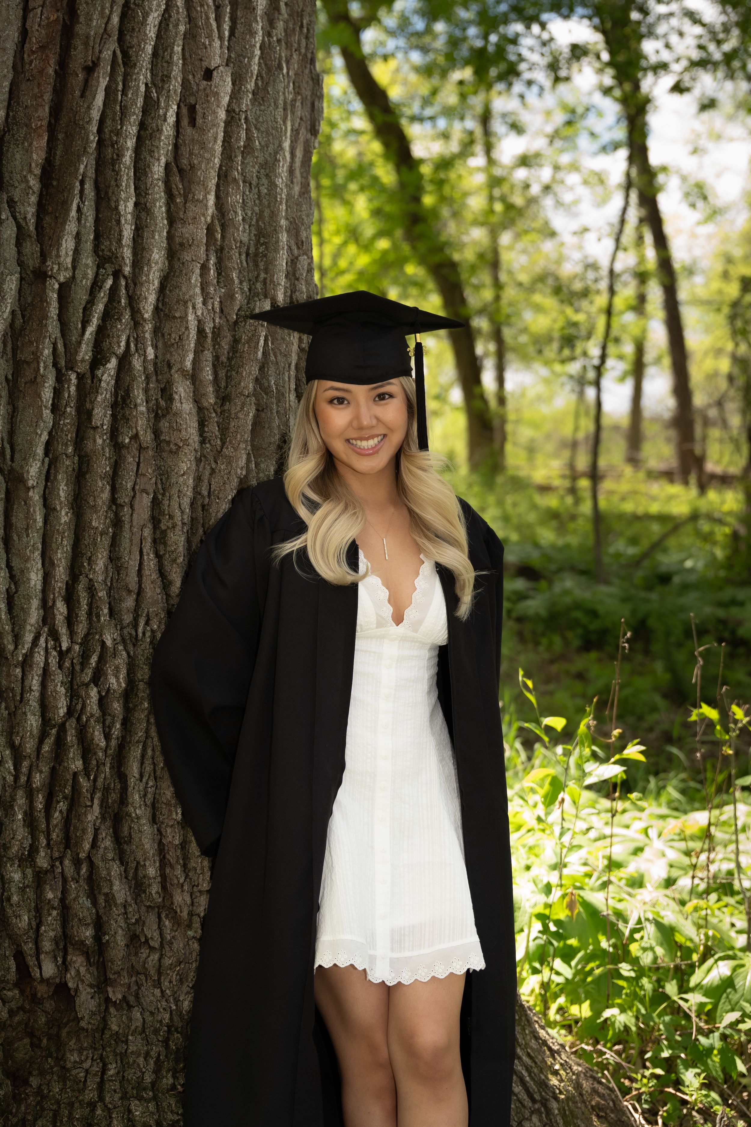 graduate photoshoot outdoor in beautiful greenery location in barrington IL
