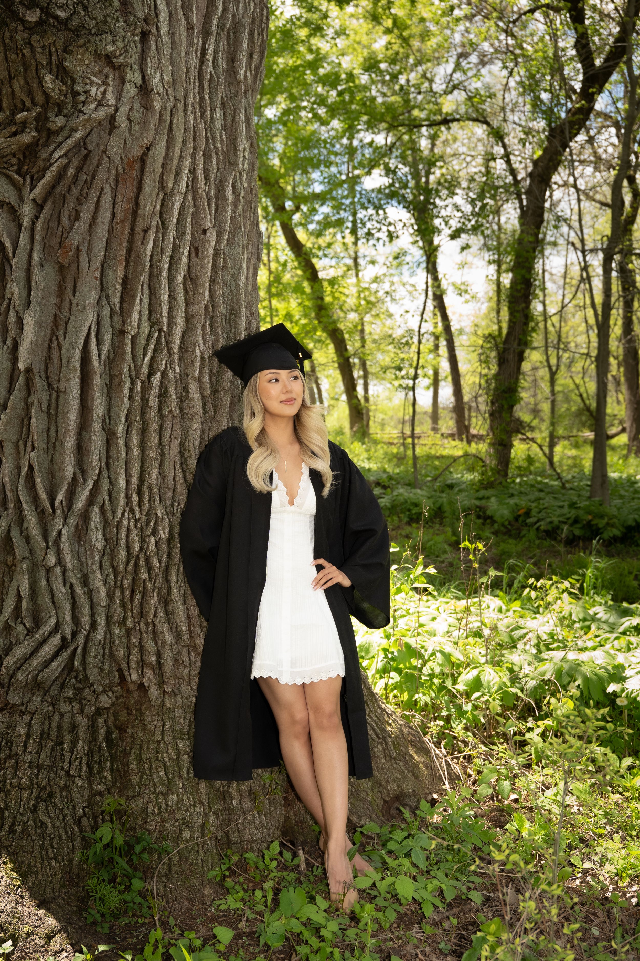 graduate photoshoot outdoor in beautiful greenery location in barrington IL