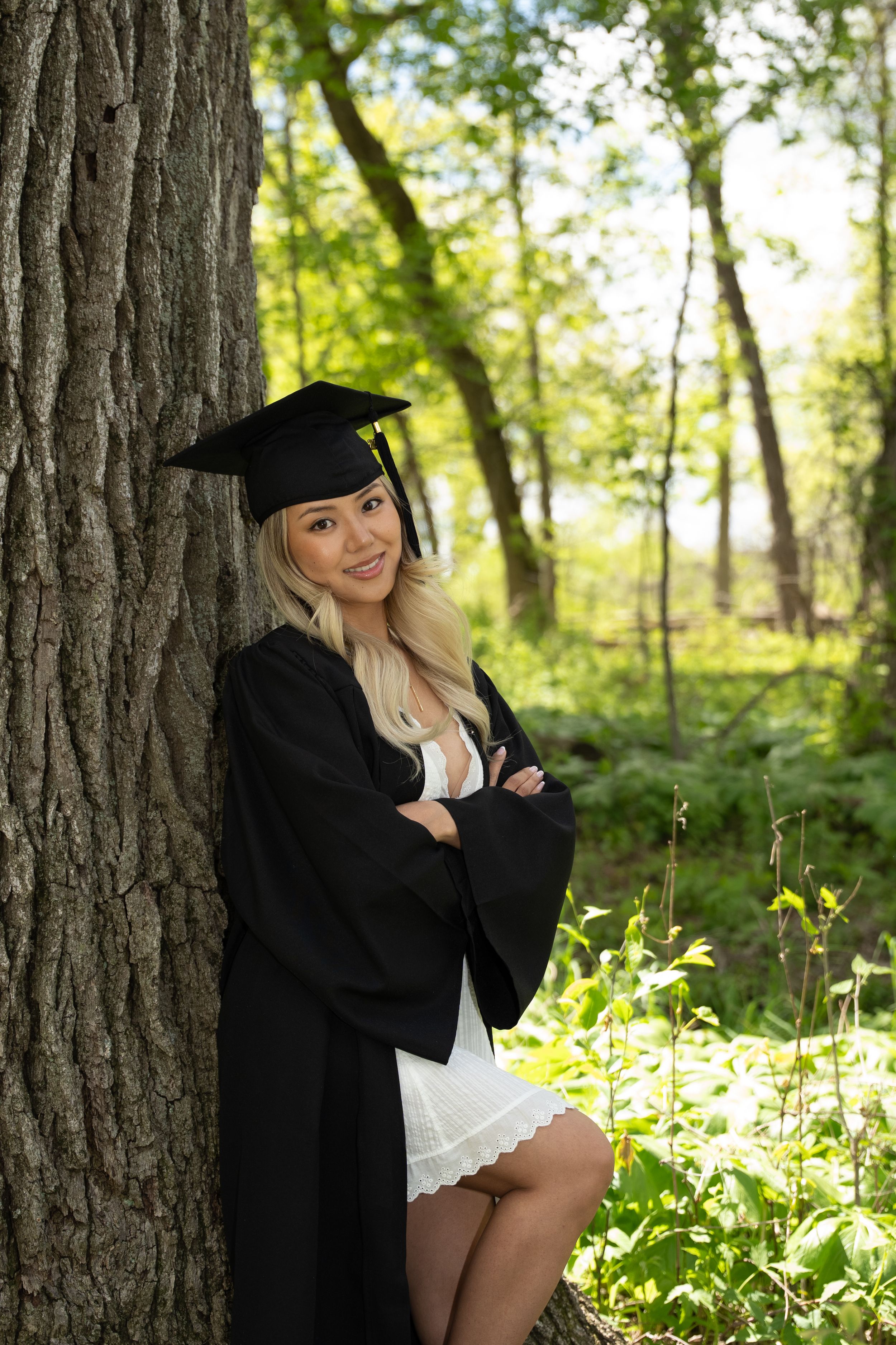 graduate photoshoot outdoor in beautiful greenery location in barrington IL