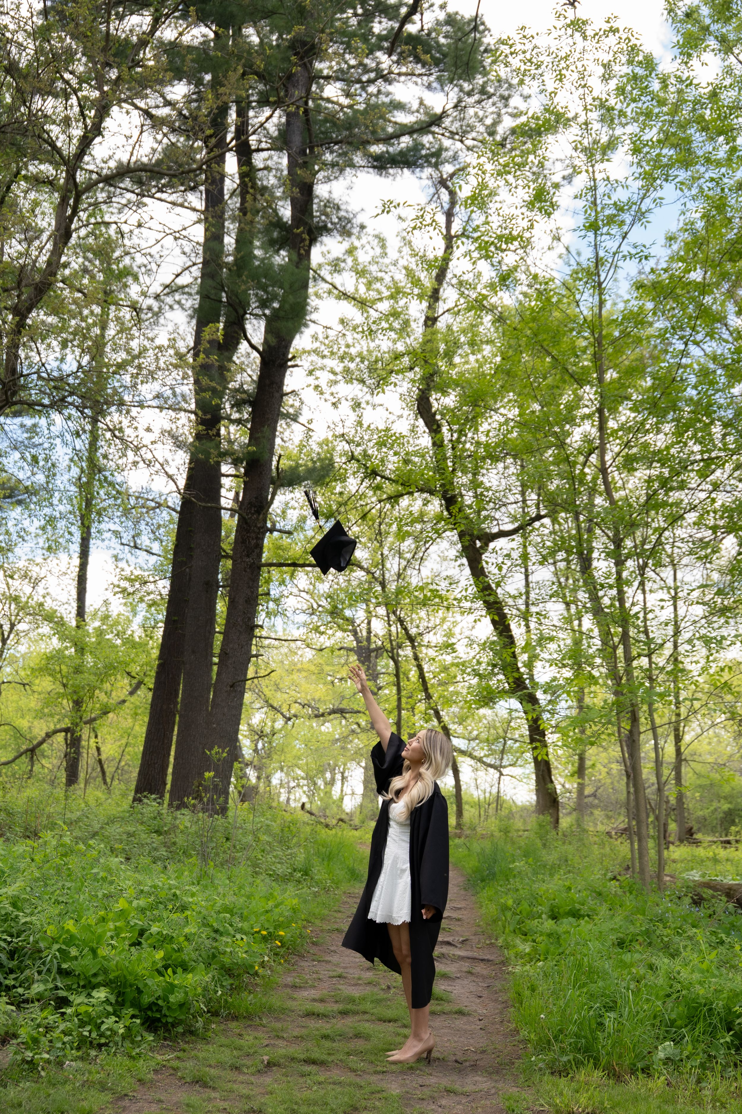 graduate photoshoot outdoor in beautiful greenery location in barrington IL