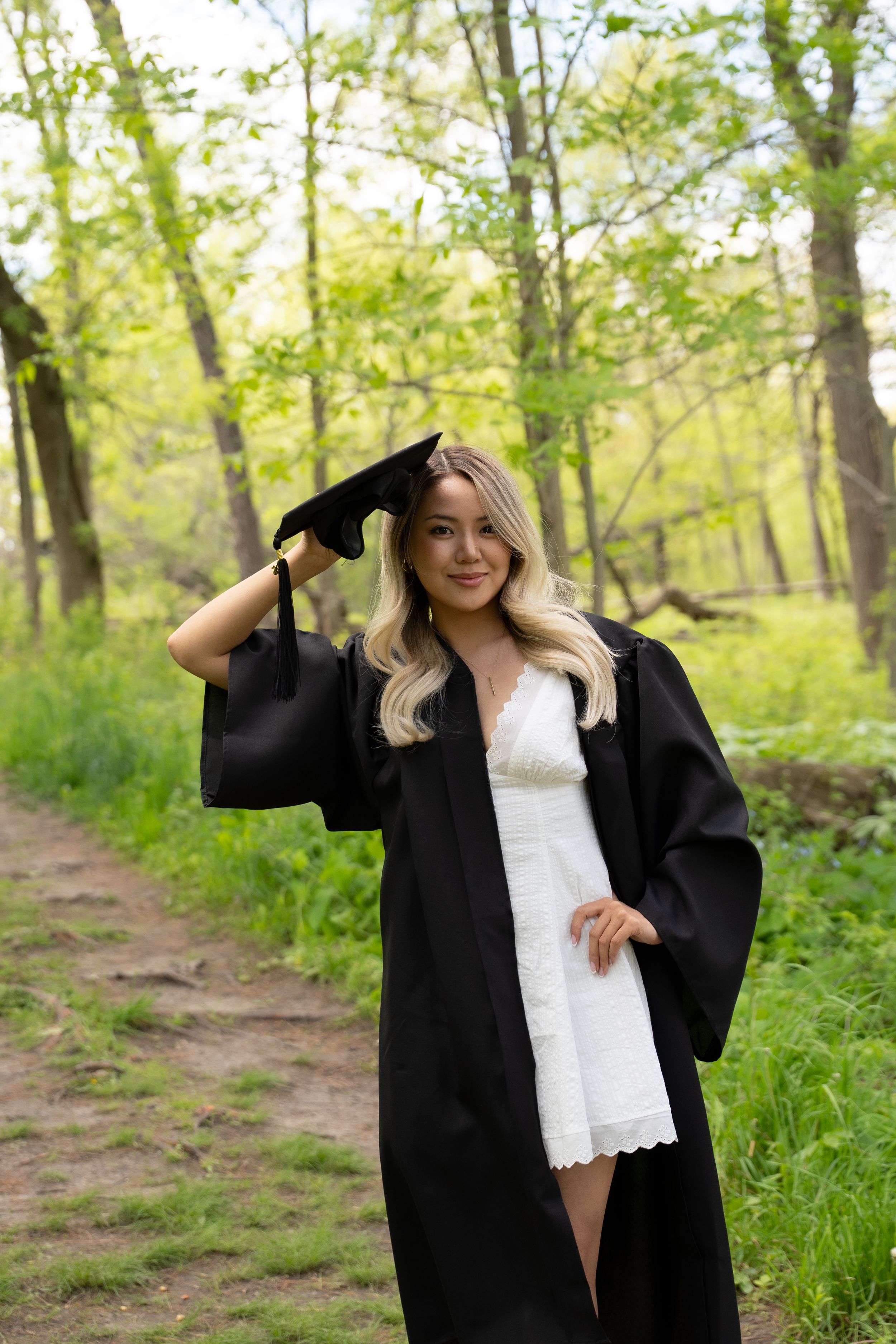 graduate photoshoot outdoor in beautiful greenery location in barrington IL