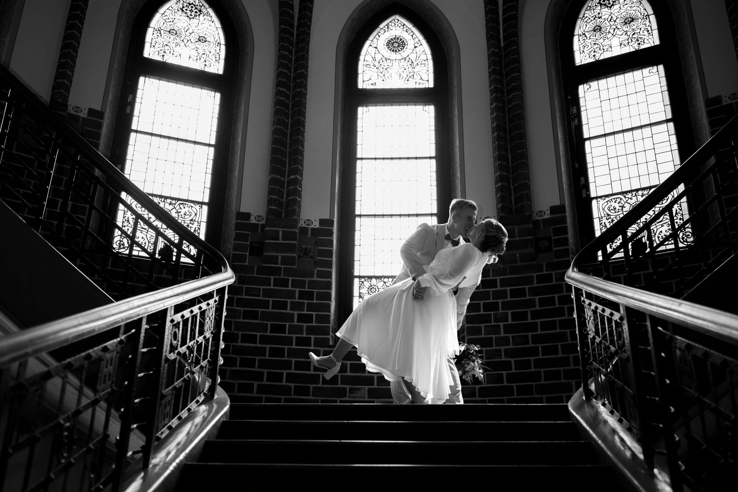 Hochzeitsfotograf Berlin Köpenick – Brautpaar auf der Rathaustreppe des Standesamts Köpenick