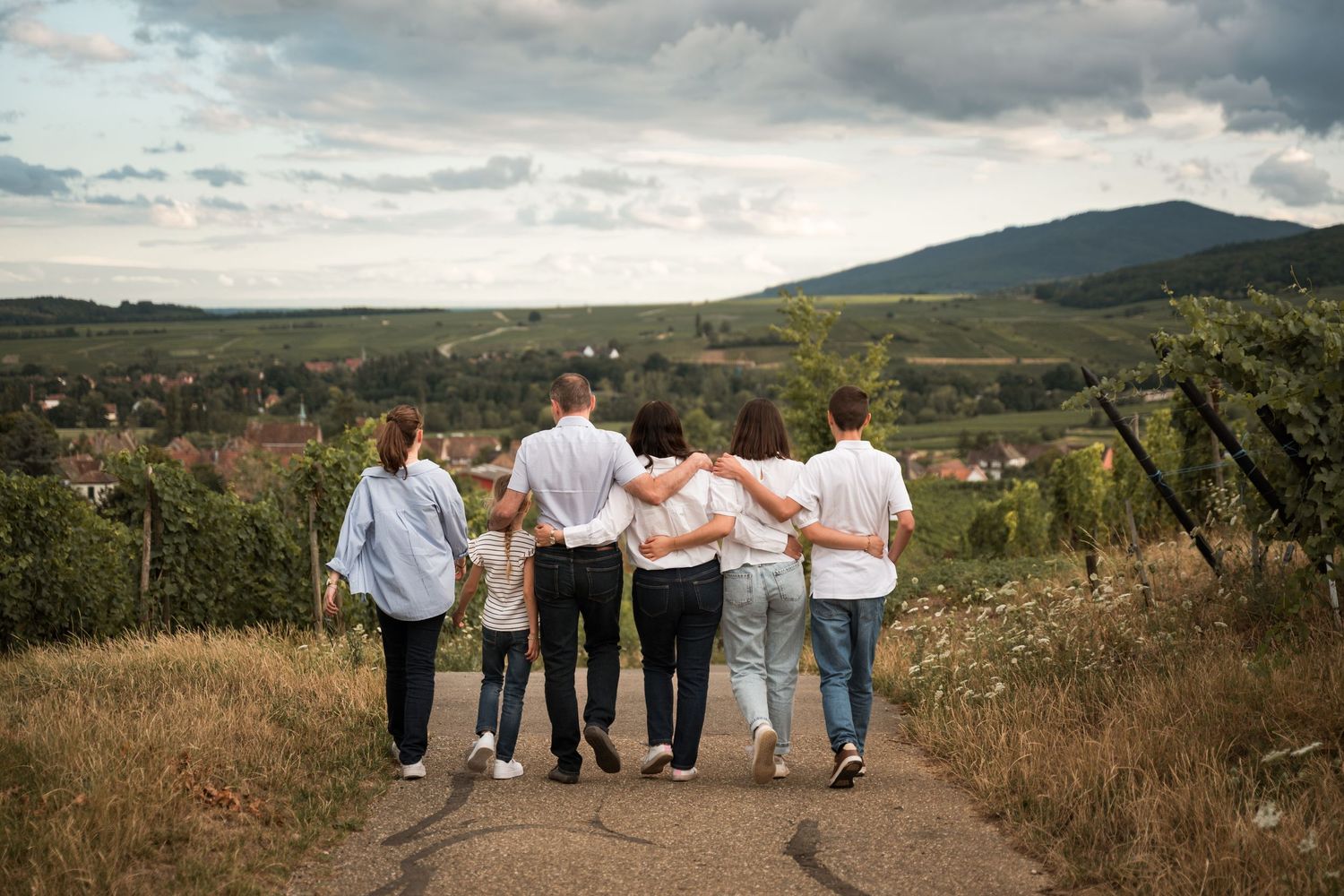 Séance photo famille chaleureuse au cœur des vignes de Mittelbergheim