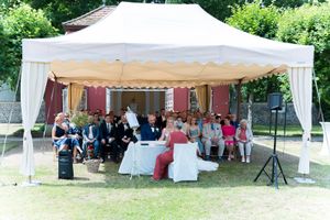 Hochzeitsfotograf fängt emotionale Momente im Traugarten Schloss & Gut Liebenberg ein