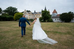 Brautpaar bei freier Trauung im Garten von Schloss & Gut Liebenberg in Brandenburg