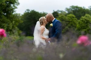 Brautpaar shooting im Garten von Schloss & Gut Liebenberg in Brandenburg