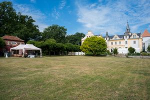 Hochzeitsreportage: freie Trauung unter freiem Himmel im Schlossgarten Liebenberg