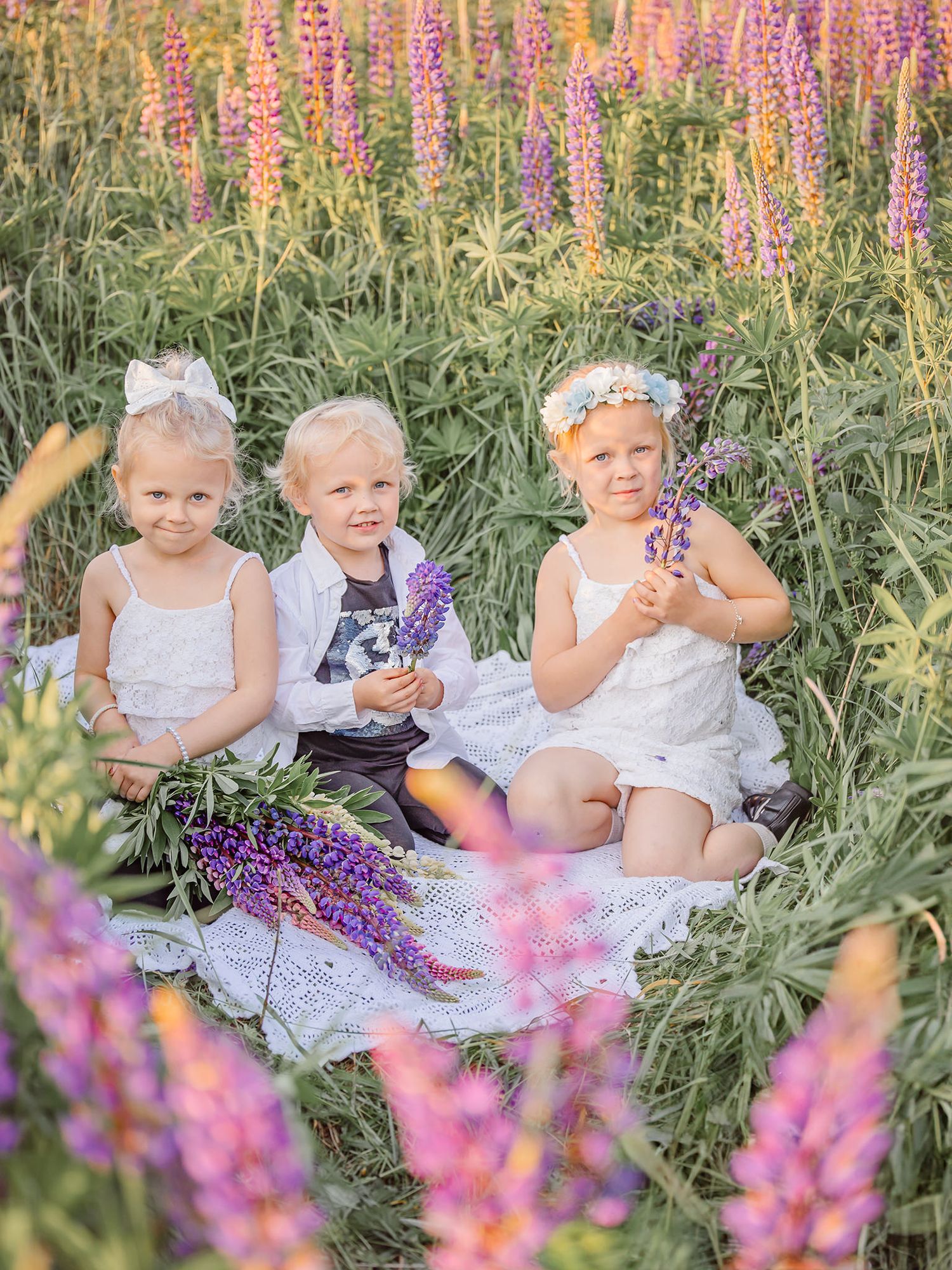 Barn sitter på en blomsteräng, barnfotografering i Västerås, Memoriesbym.se