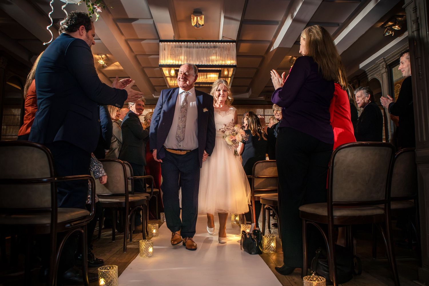 staande ovatie familieleden en vrienden bruidspaar einde van de tr
ouwceremonie