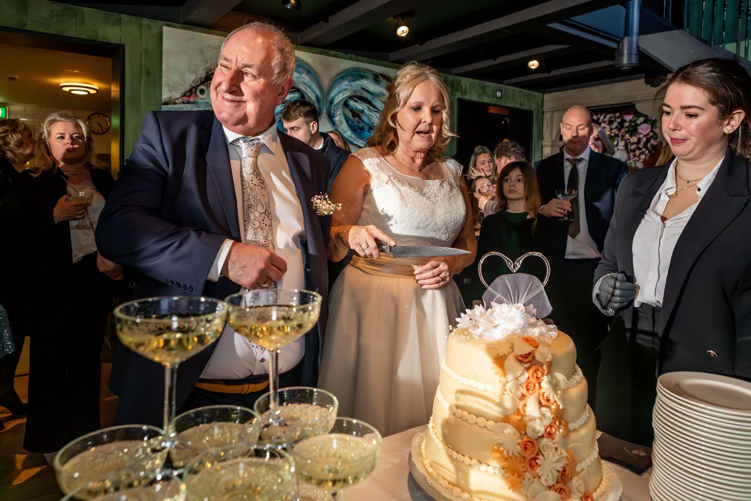 bubbels en taart bruidstaart aansnijden champagnetoren