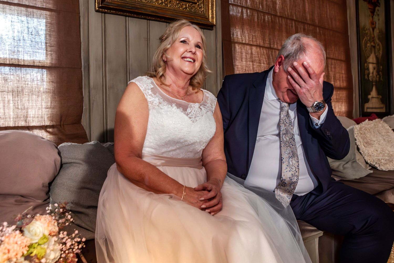 bruidspaar ceremonie in ouderkerk aan de Amstel #liefdekentgeen leeftijd #trouwfotograaf #luzanveenendaal