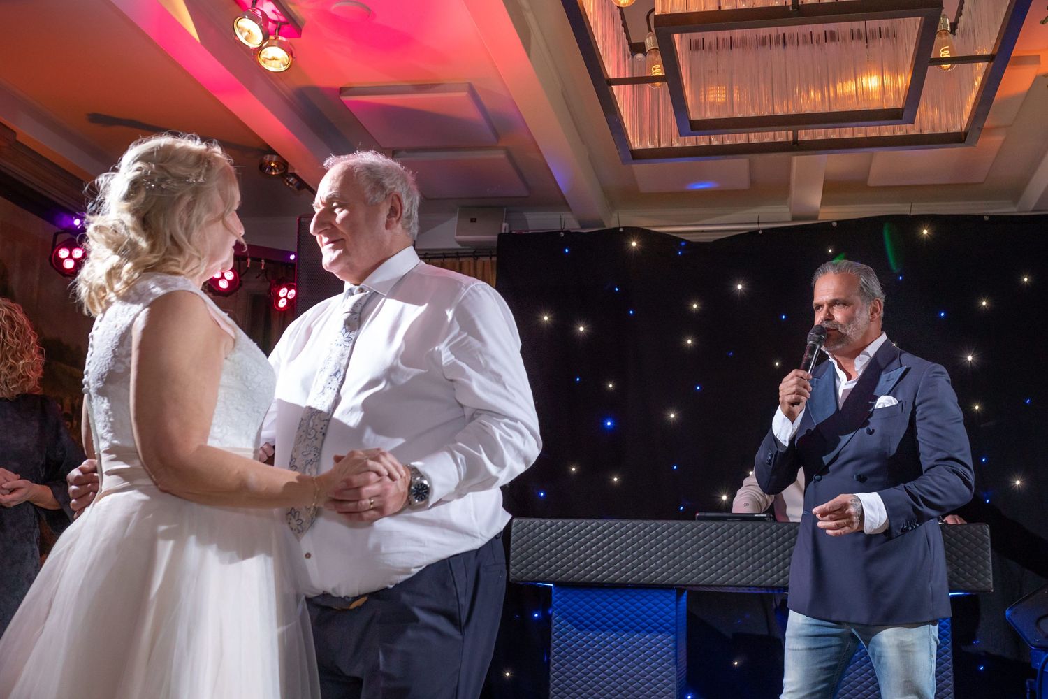 dansen op trouwfeest met optreden zanger Danny Braaf