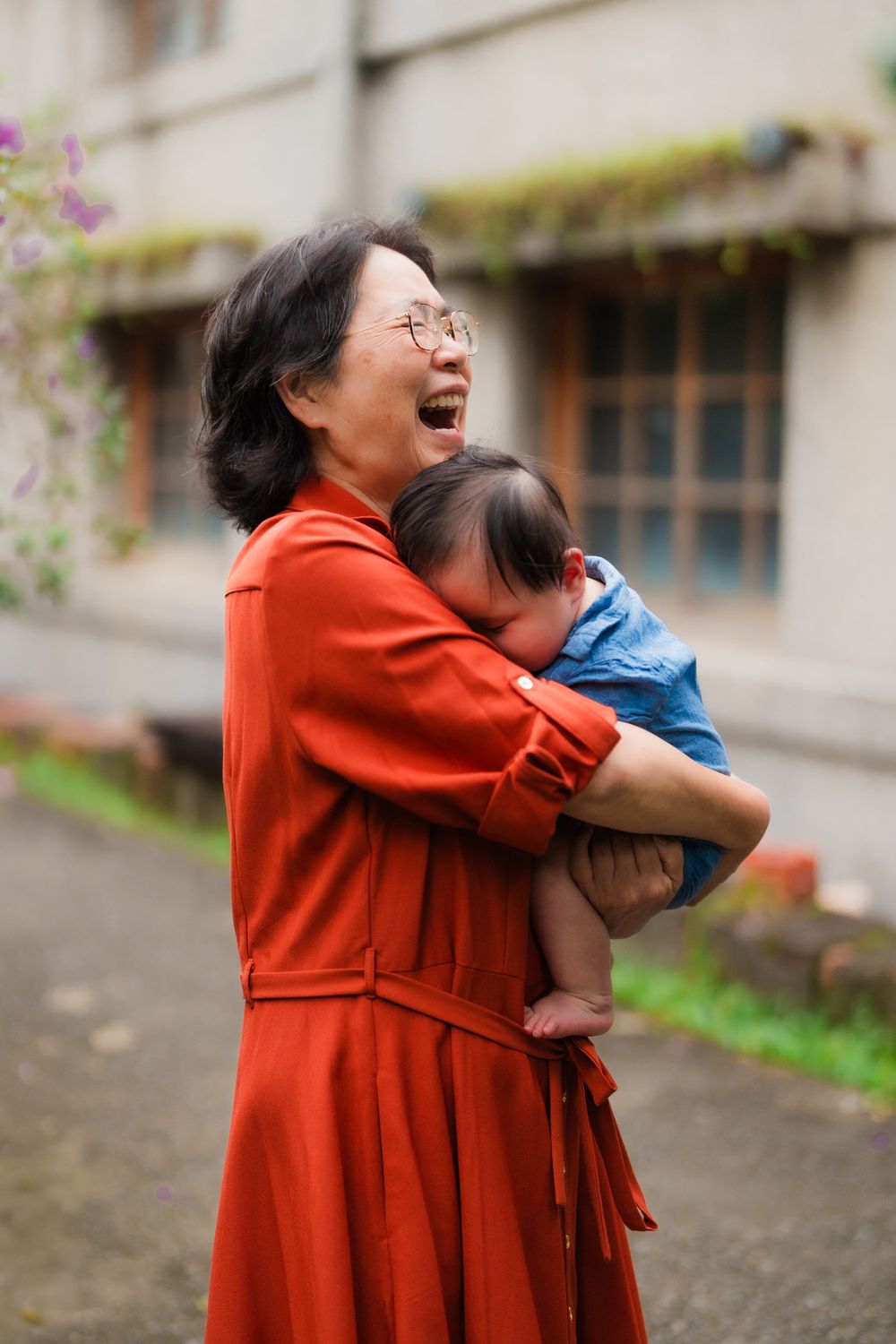 The baby fell asleep in Grandma's arms at Huashan 1914 Creative Park in Taipei City.