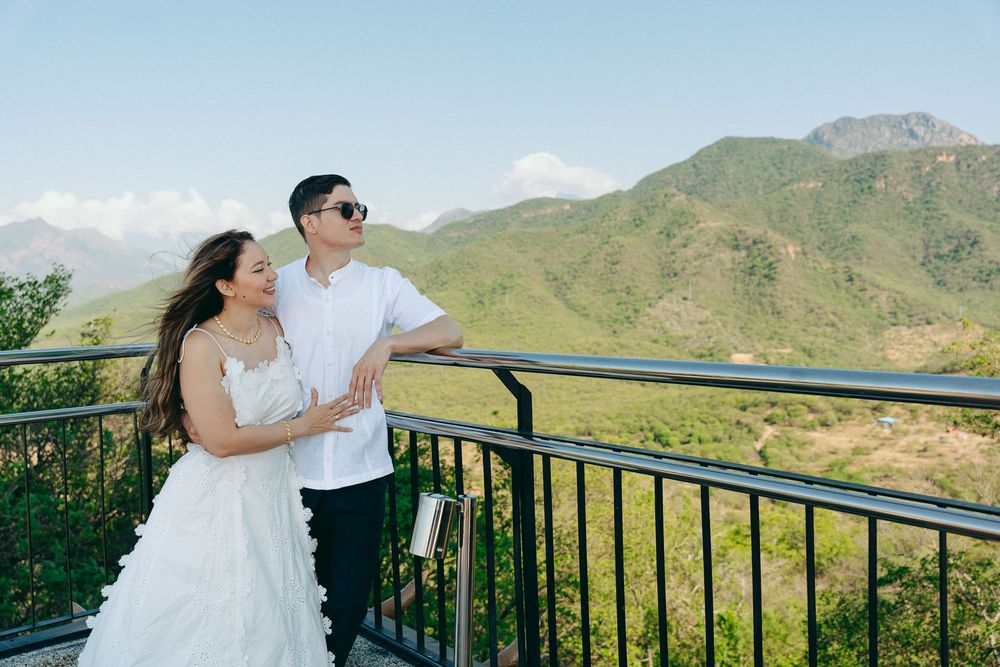 Novios besándose con el skyline de Valledupar de fondo, capturados por fotógrafo de bodas bajo estética cinematográfica.
