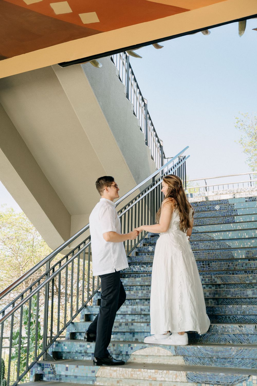 Novios abrazados al atardecer, capturados por un fotógrafo de bodas profesional con estilo romántico en Valledupar, Cesar.