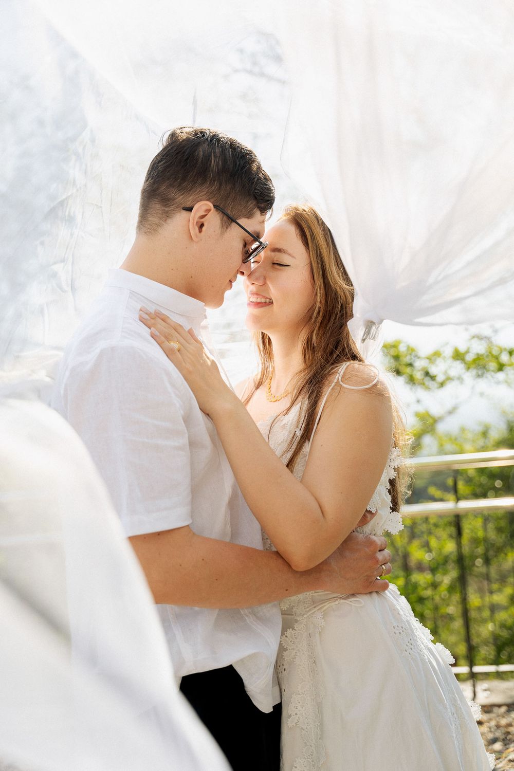 Pequeños obsequios personalizados listos en la mesa, sirviendo como recordatorios para matrimonio y detalles de boda.
