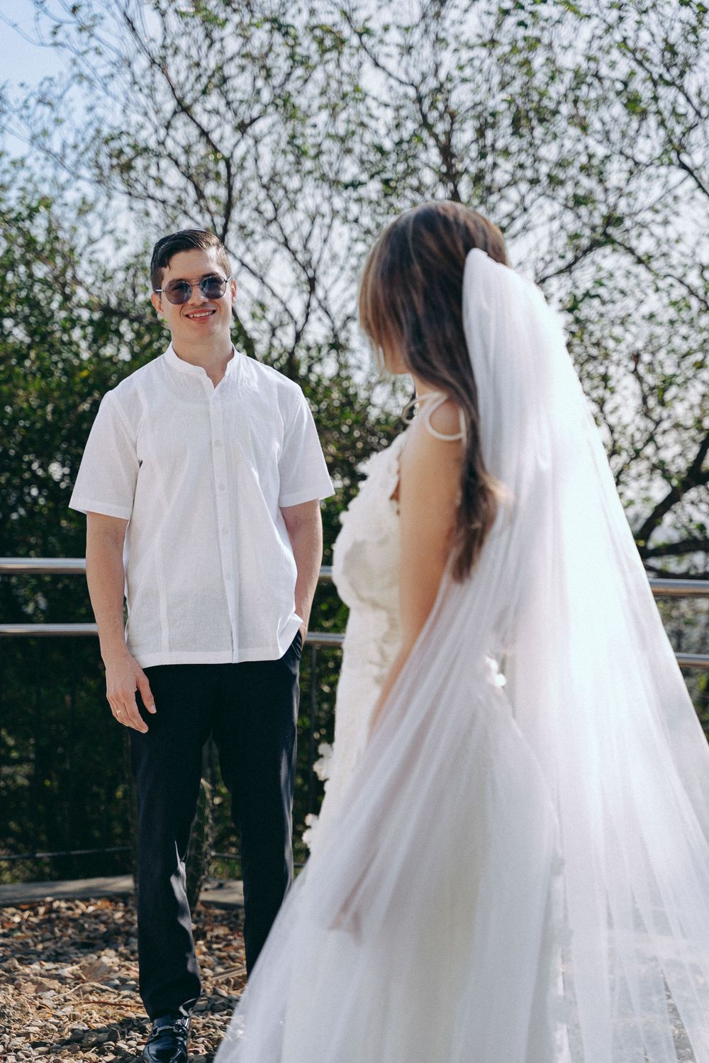 Novios besándose con el skyline de Valledupar de fondo, capturados por fotógrafo de bodas bajo estética cinematográfica.