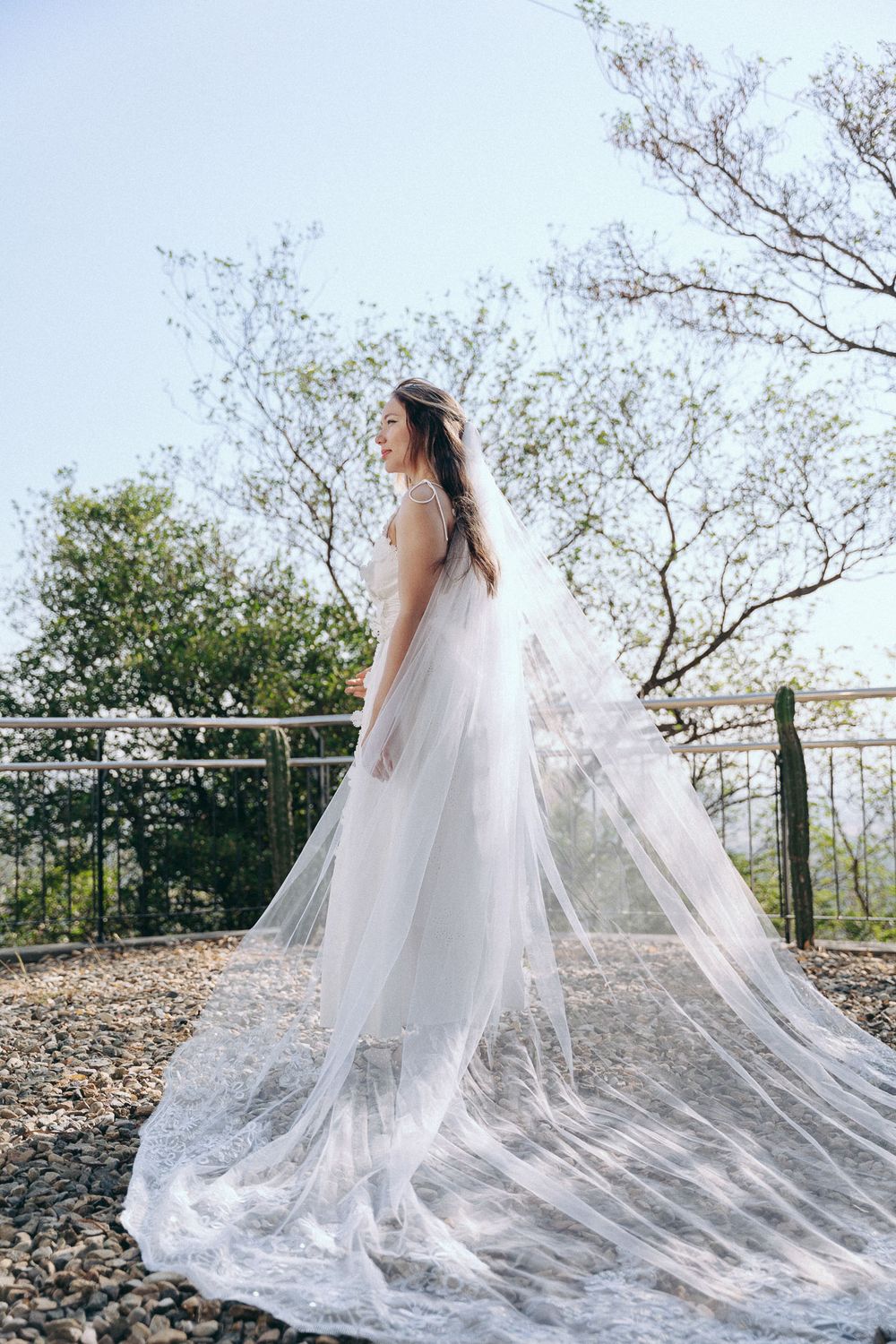 Novios abrazados al atardecer, capturados por un fotógrafo de bodas profesional con estilo romántico en Valledupar, Cesar.