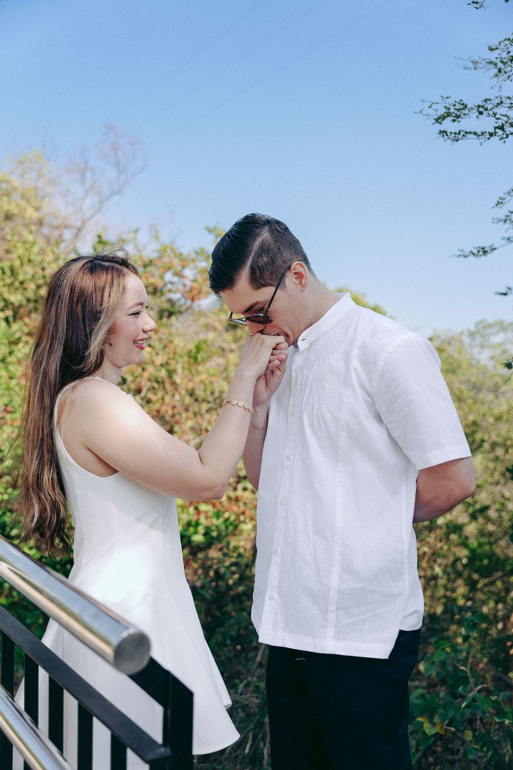 Novios abrazados al atardecer, capturados por un fotógrafo de bodas profesional con estilo romántico en Valledupar, Cesar.